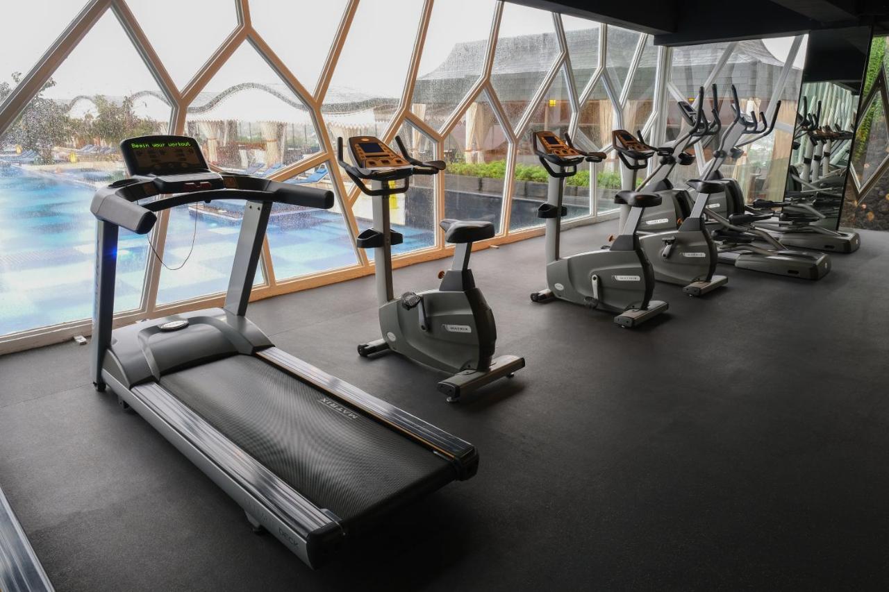 Ts Suites Seminyak Exterior foto The gym at the hotel