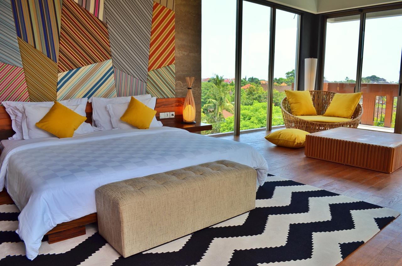 Ts Suites Seminyak Exterior foto A bedroom at the hotel